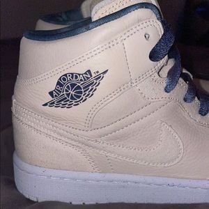 WMNS Air Jordan 1 Mid SE Sanddrift
